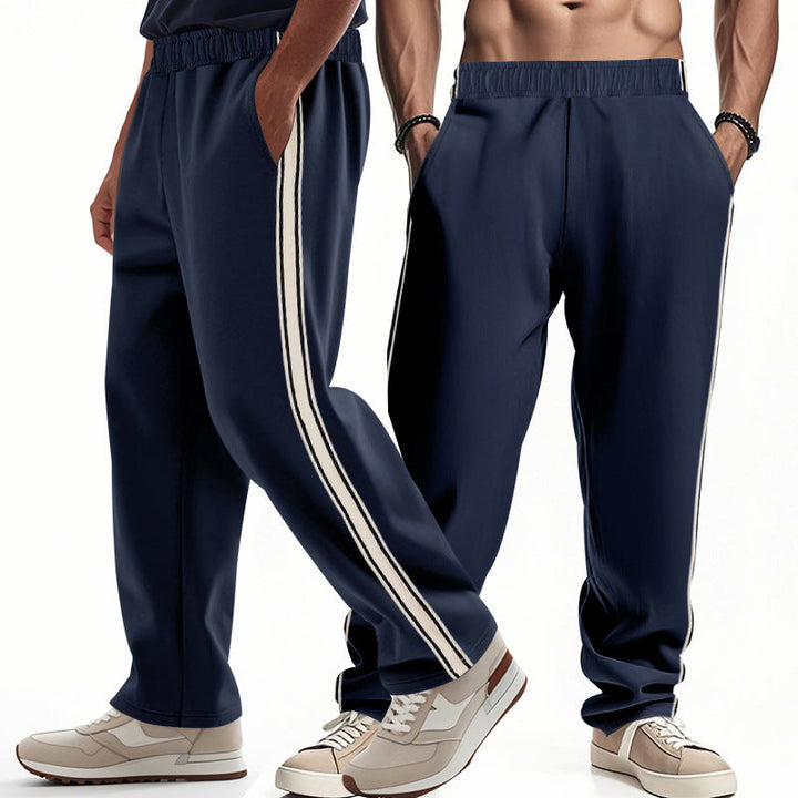 Trendige Herren Freizeithose, bequem, mit seitlichen Streifen, für sportlichen Look.