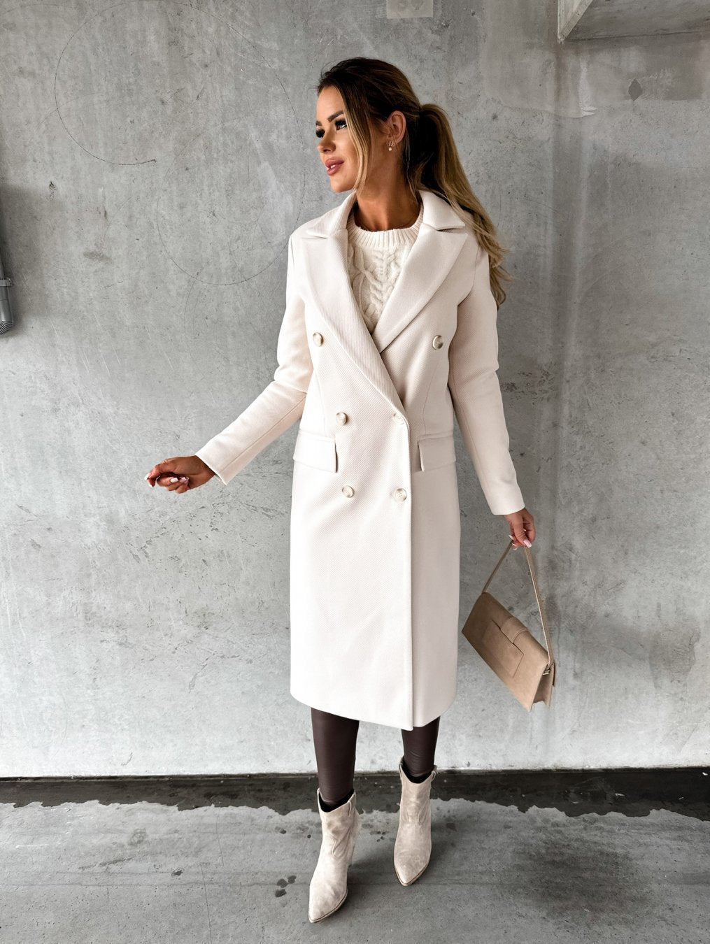 Zeitloser Damen Doppelreiher-Mantel, tailliert, perfekt als Herbst-, Winter- oder eleganter Übergangsmantel.