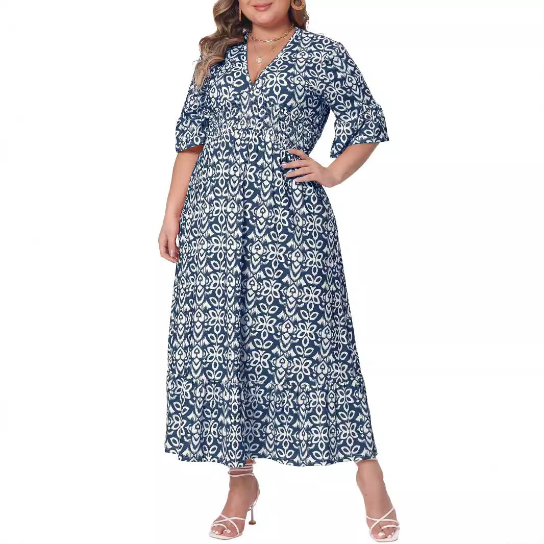 Raffierte Taille am Damen Midikleid in A-Linie. Komfortables Sommerkleid mit stilvollem Grafikmuster.