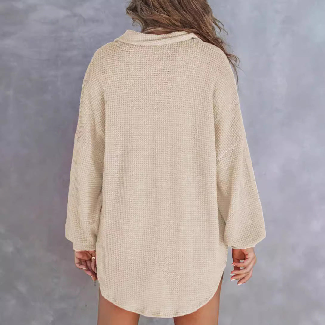 Elegante Damen Oversize Hemdbluse: Waffelstruktur, Kentkragen & Brusttasche, vielseitig kombinierbar.