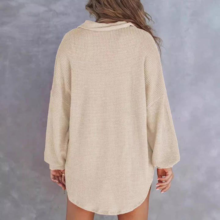 Elegante Damen Oversize Hemdbluse: Waffelstruktur, Kentkragen & Brusttasche, vielseitig kombinierbar.