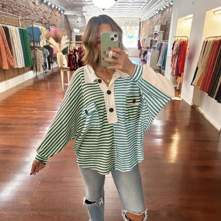 Trendige Damen Oversize-Hemdbluse mit feinem Streifen-Design und stylischen Puffärmeln für einen modernen Look.