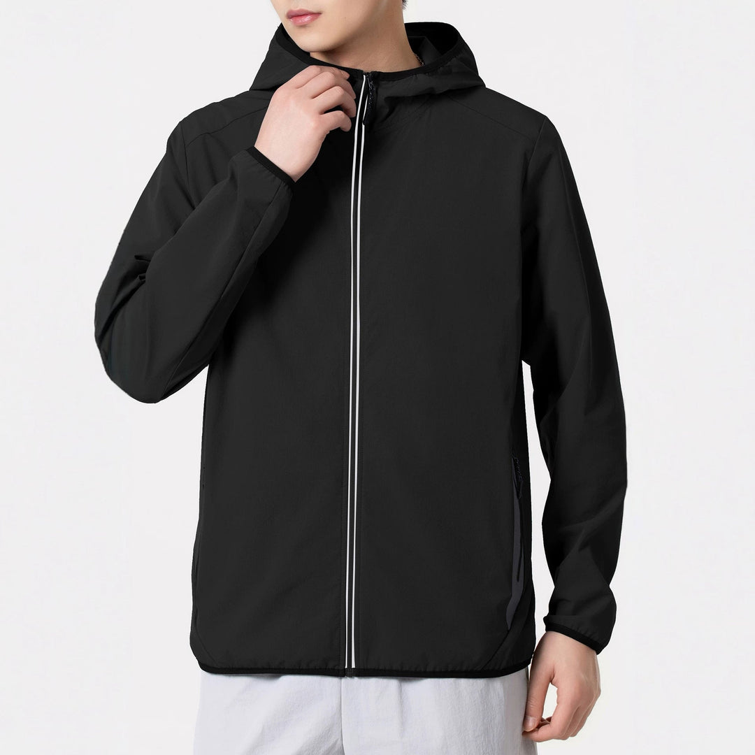 Mann trägt leichte, winddichte Herren Wanderjacke beim Wandern, perfekt für Sport & Freizeit im Frühling.