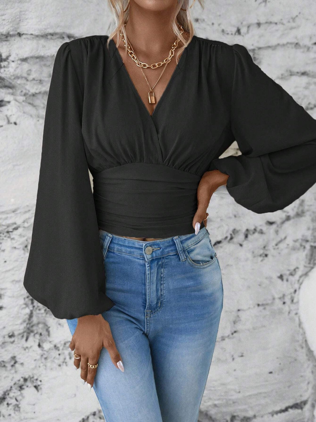 Trendiges Damen Cropped-Top mit Wickeldesign, weit geschnittenen Ballonärmeln und schmaler Raffung.