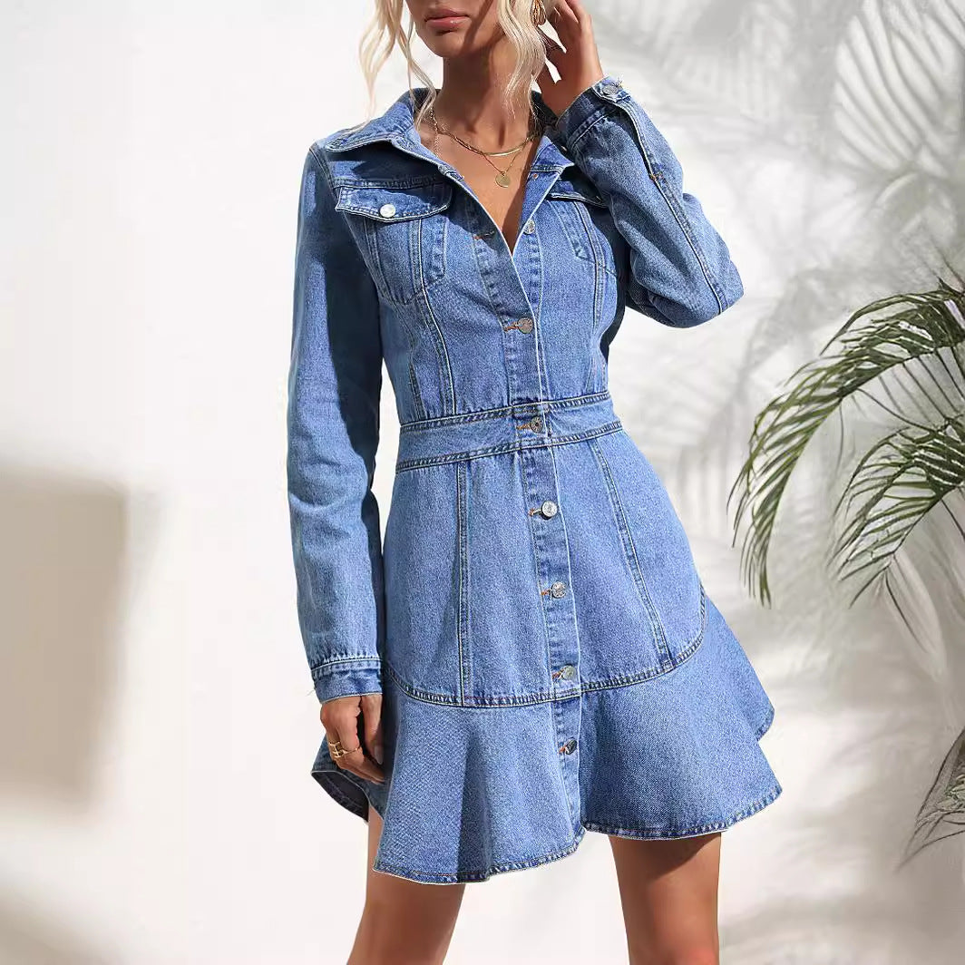 Blaues Denimkleid für Damen mit eleganter Knopfleiste und komfortabler Passform; perfekt als Freizeitkleid.