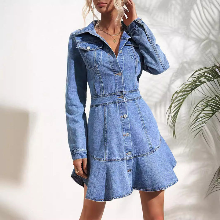 Blaues Denimkleid für Damen mit eleganter Knopfleiste und komfortabler Passform; perfekt als Freizeitkleid.