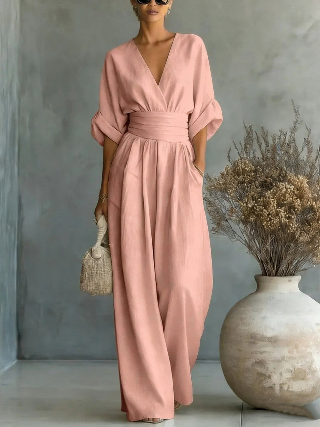 Damen Jumpsuit mit V-Ausschnitt & weitem Bein. Eleganter Einteiler für festliche Anlässe und Abendmode.
