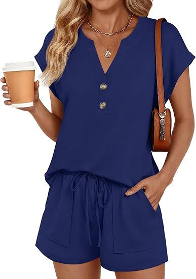 Entspanntes Damen Sommer Lounge Set, Zweiteiler mit kurzem Oberteil, Knopfleiste und weichen Shorts für warme Tage.