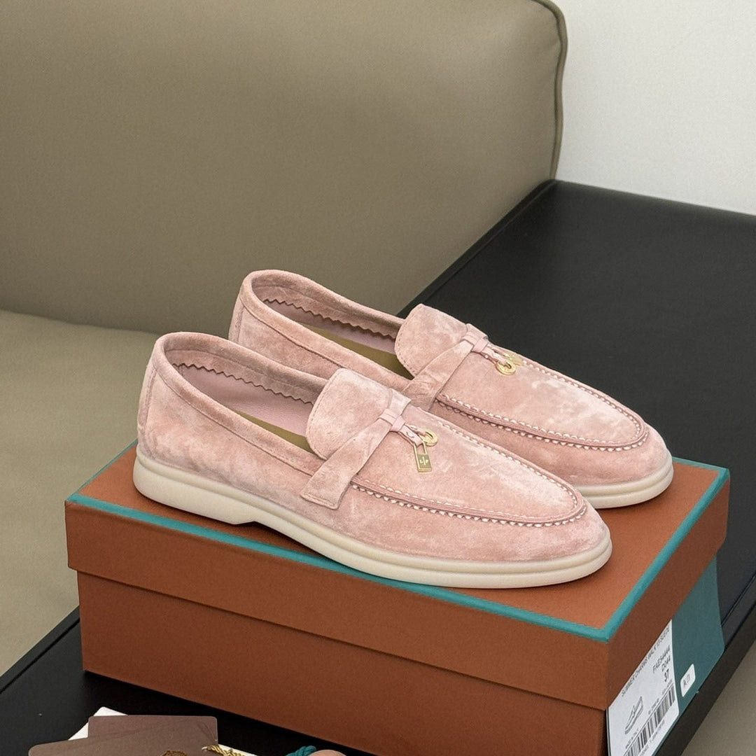Hochwertige beige Damen Mokassins aus Wildlederimitat. Komfortable Flachschuhe für Frühling und Sommer.