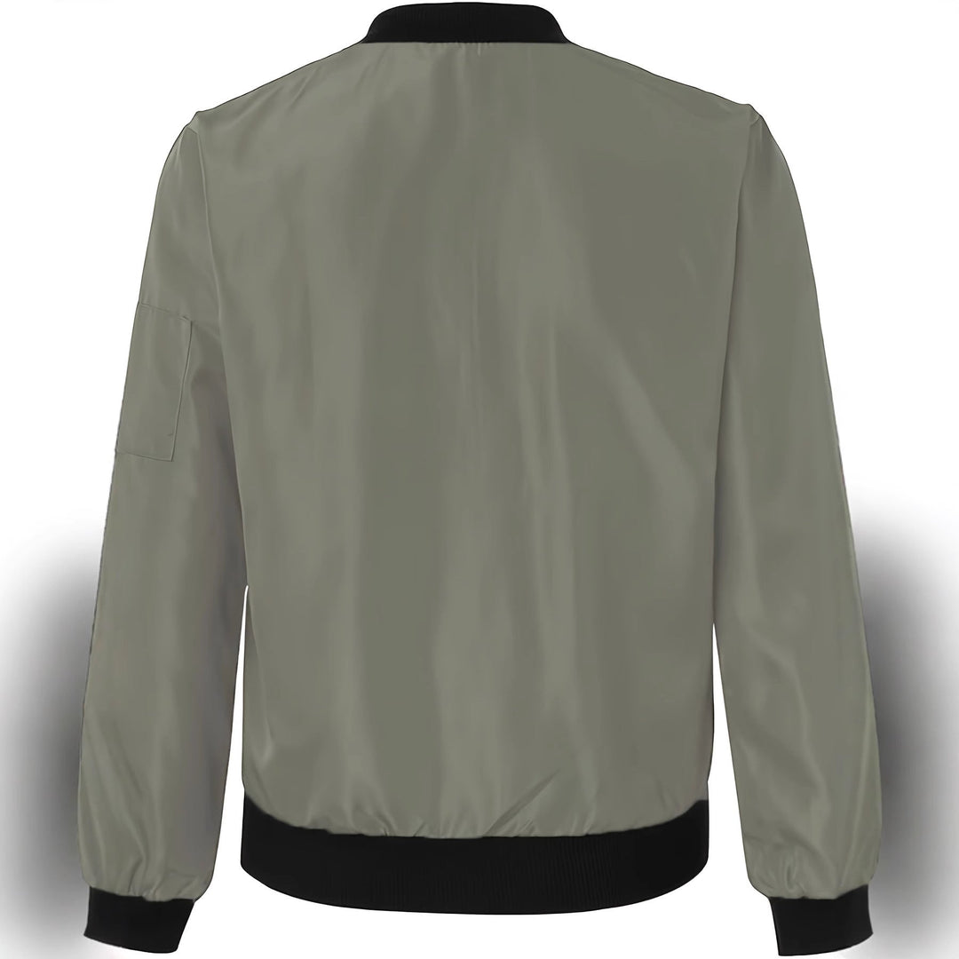Model trägt bequeme, stylische Damen-Bomberjacke in Schwarz, ideal für Herbst-Freizeit-Looks.