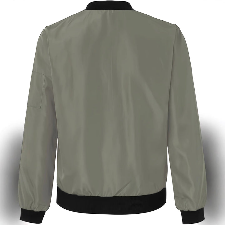 Model trägt bequeme, stylische Damen-Bomberjacke in Schwarz, ideal für Herbst-Freizeit-Looks.