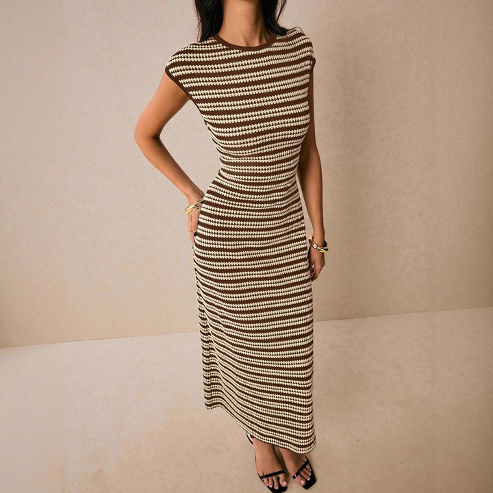 Elegantes figurbetontes Damen Midikleid mit Rautenmuster und gerippter Textur. Vielseitig für Abendgarderobe.