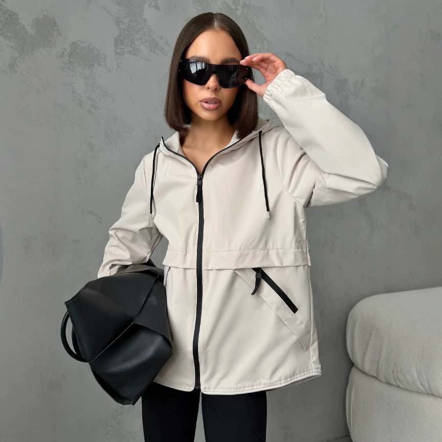 Stilvolle Damen Freizeitjacke, leichter Windbreaker. Modernes Design mit Kapuze & Reißverschluss.