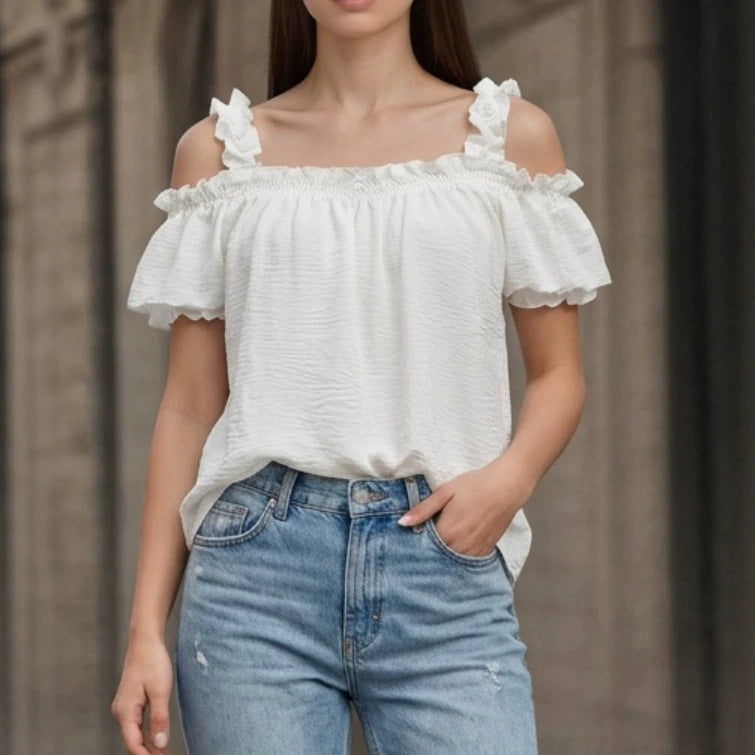Feminines schulterfreies Sommertop mit verspielten Rüschen-Volantärmeln, ideal für lässige Sommer-Looks.