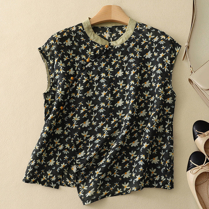 Feminine Damen Sommerbluse, kurzärmelig, mit edlem Stehkragen und ansprechendem Blumenmuster in neutralen Farben.