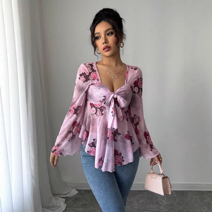 Romantische Babydoll-Damenbluse mit zartem Floral-Print und trendiger Knotenfront.