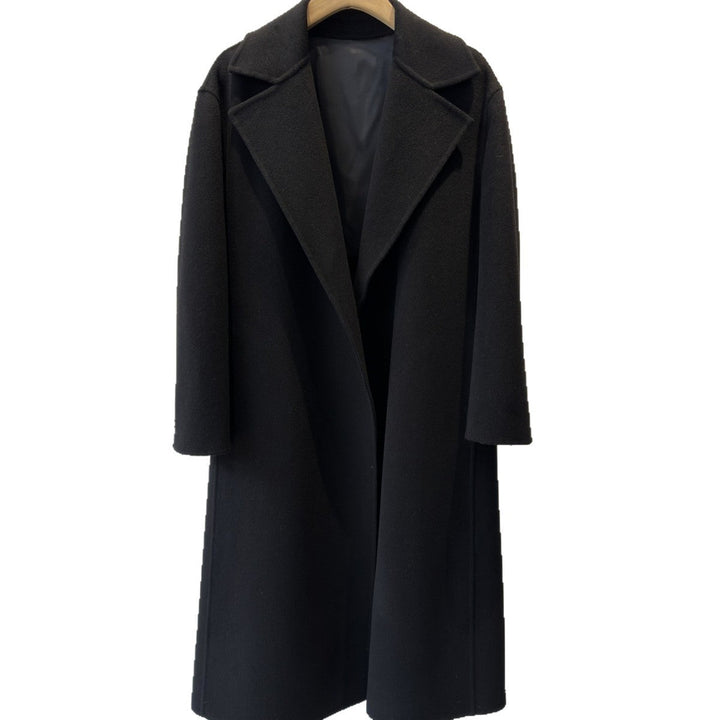 Eleganter maßgeschneiderter Damenmantel für zeitlosen Stil. Perfekt als klassische Herbstmode und Bürokleidung.