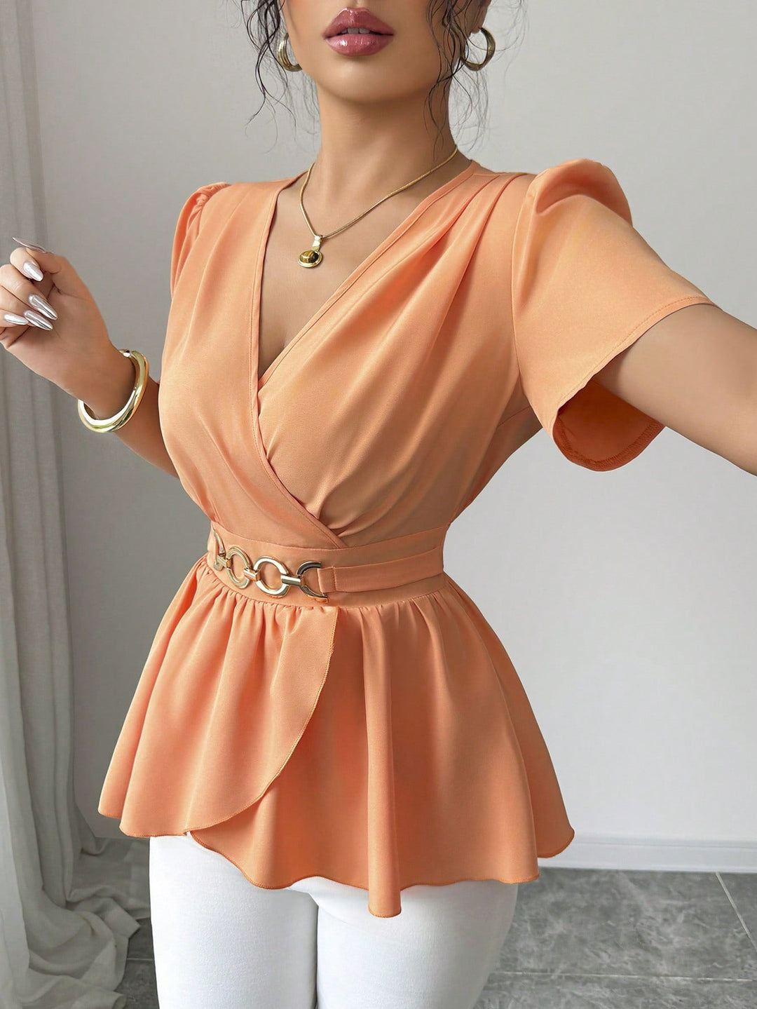 Figurbetonte Damen Wickelbluse mit Taillengürtel und asymmetrischem Volant, für einen modischen Auftritt.