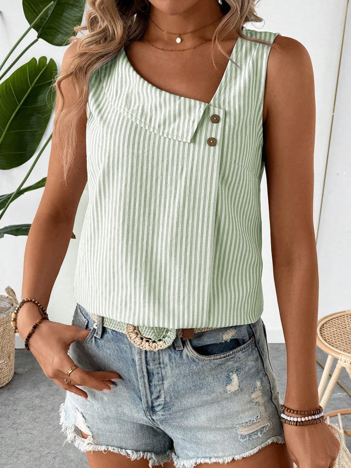 Damenmode: Kurz geschnittenes gestreiftes Top mit asymmetrischem Kragen für einen entspannten Sommer-Look.