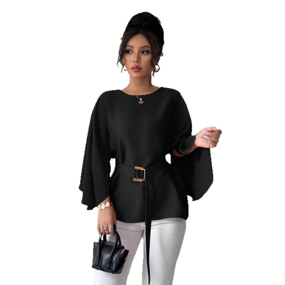 Exquisite Damen Tunika in Eleganz mit Cape-Ärmeln, Taillengürtel & fließendem Stoff für jeden Anlass.