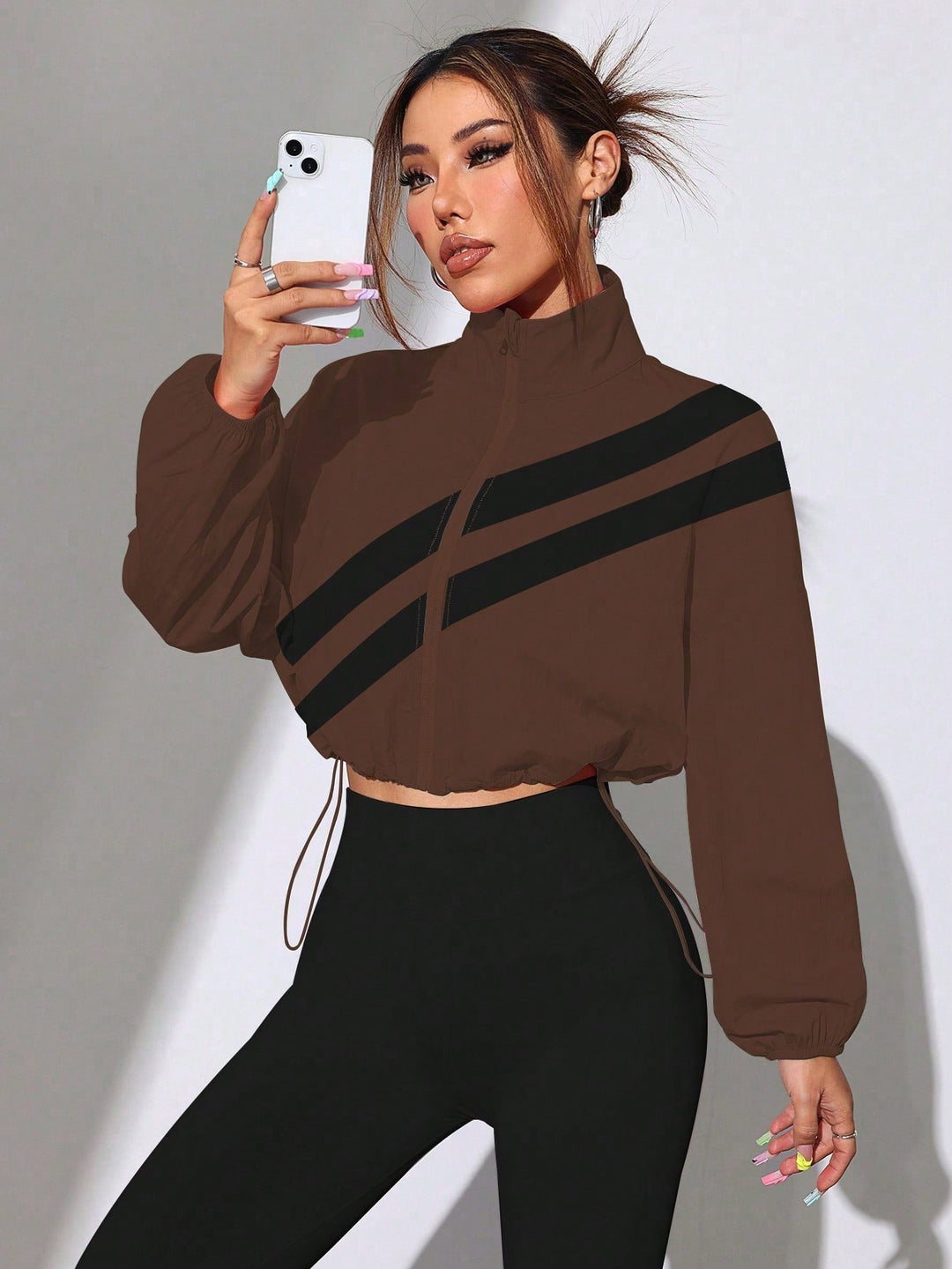 Damen Windbreaker-Jacke, kurz geschnitten, mit Stehkragen. Bequeme und sportliche Übergangsjacke.