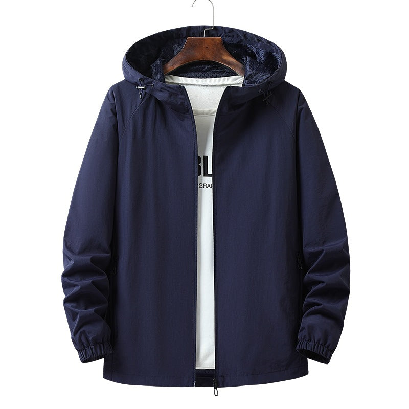 Robuste Übergangsjacke Herren mit Kapuze, wetterfest & atmungsaktiv für Frühling & Herbst.