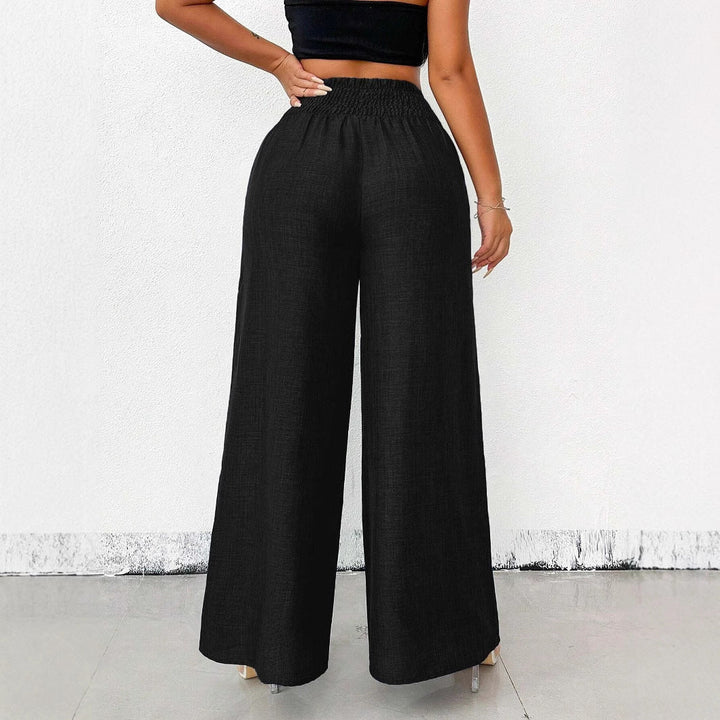 Elegante Culotte für Damen, lockerer Schnitt, hoher Bund mit Smock & glänzender Kette. Perfekt für leichte Sommerlooks.
