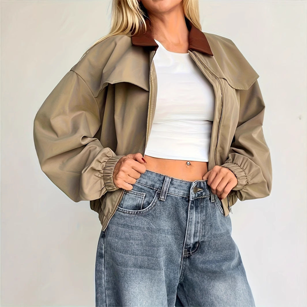 Khaki Damen Bomberjacke im lässigen Stil, perfekt für Alltag und Streetwear als Übergangsjacke.