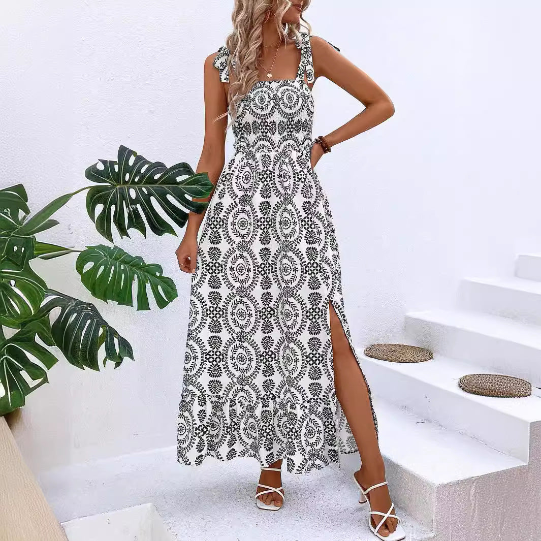 Festliches Sommerkleid: Elegantes Maxikleid für Damen mit Beinschlitz, Smok-Oberteil und Blumenmuster.