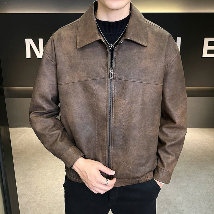 Hochwertige Herren Freizeitjacke in edlem Lederlook, modisch und bequem für jede Gelegenheit.