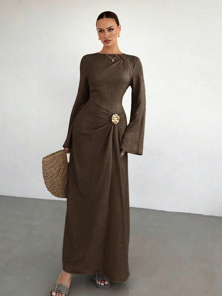 Stilvolles langes Damenkleid, drapiert, mit Glockenärmeln, schmeichelnd für Damengarderobe.
