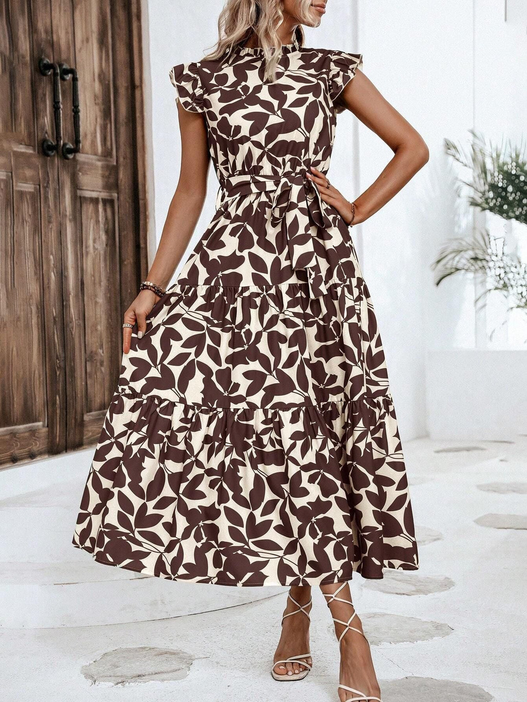 Elegantes Damenkleid: Florales Midikleid mit detailreichem Stufenrock und zarten Rüschenärmeln.