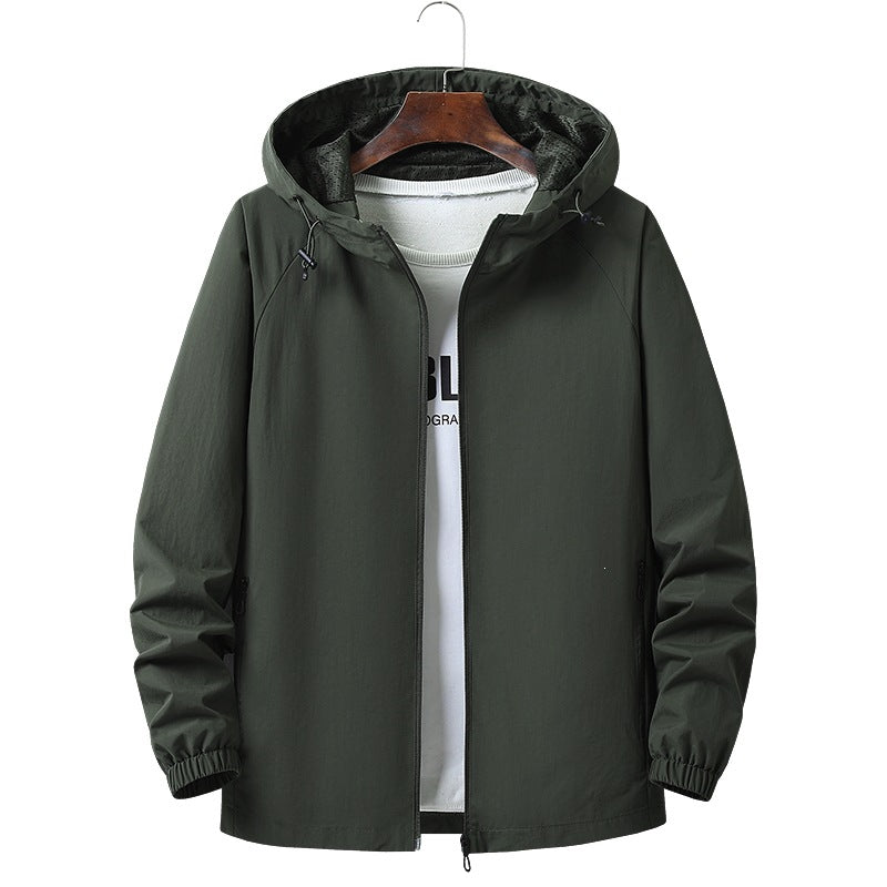 Leichte Herren Wanderjacke mit Kapuze in Orange, atmungsaktiv & schützend bei jedem Wetter.
