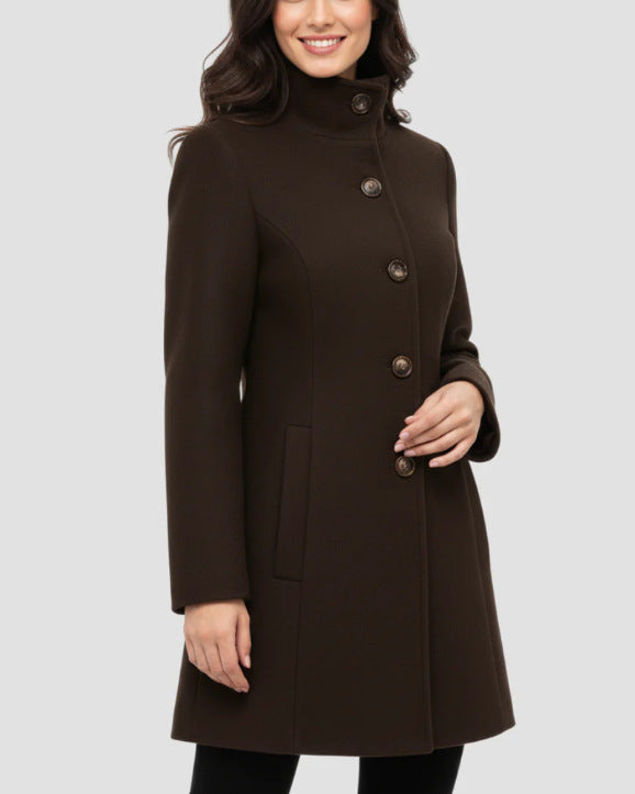Detailaufnahme der eleganten Damen Winterjacke, Stehkragen und Knopfleiste.
