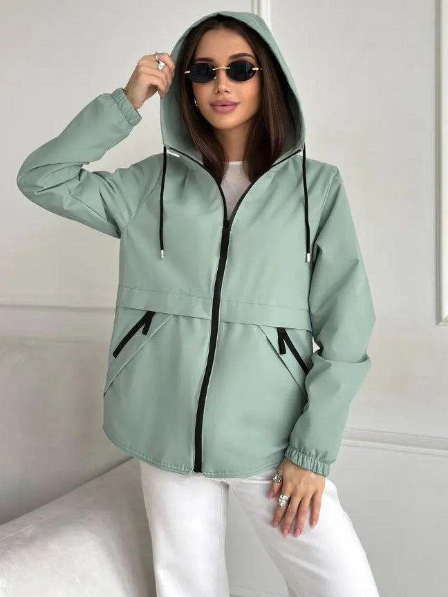 Vielseitige Damen Leichtjacke, Windbreaker für Frühling/Herbst. Mit Kapuze, modern & bequem.