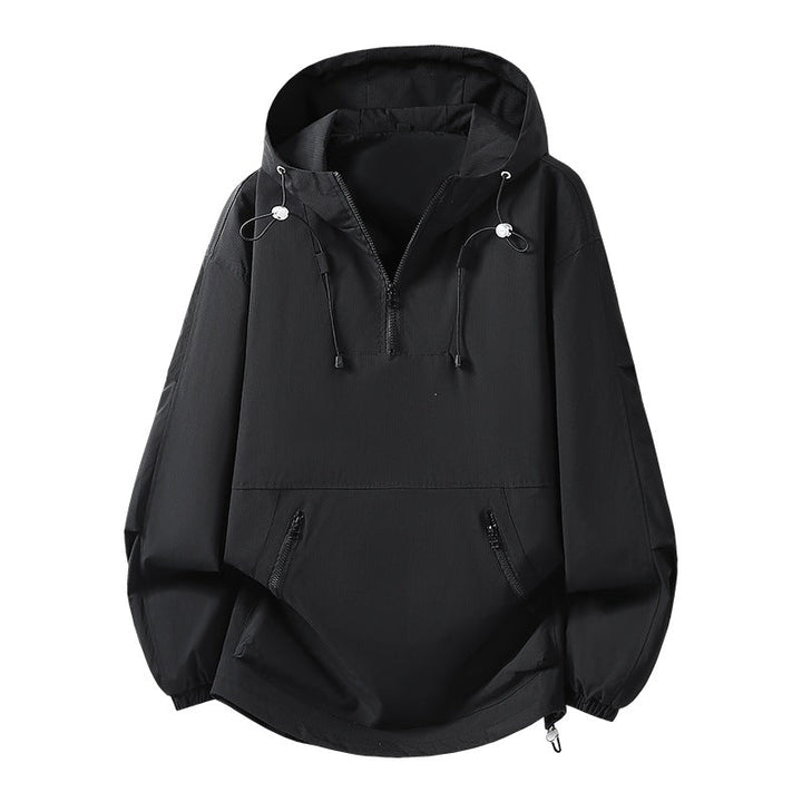 Mann trägt leichte Herren Windbreaker-Jacke beim Wandern, atmungsaktiv & bequem für jede Outdoor-Aktivität.