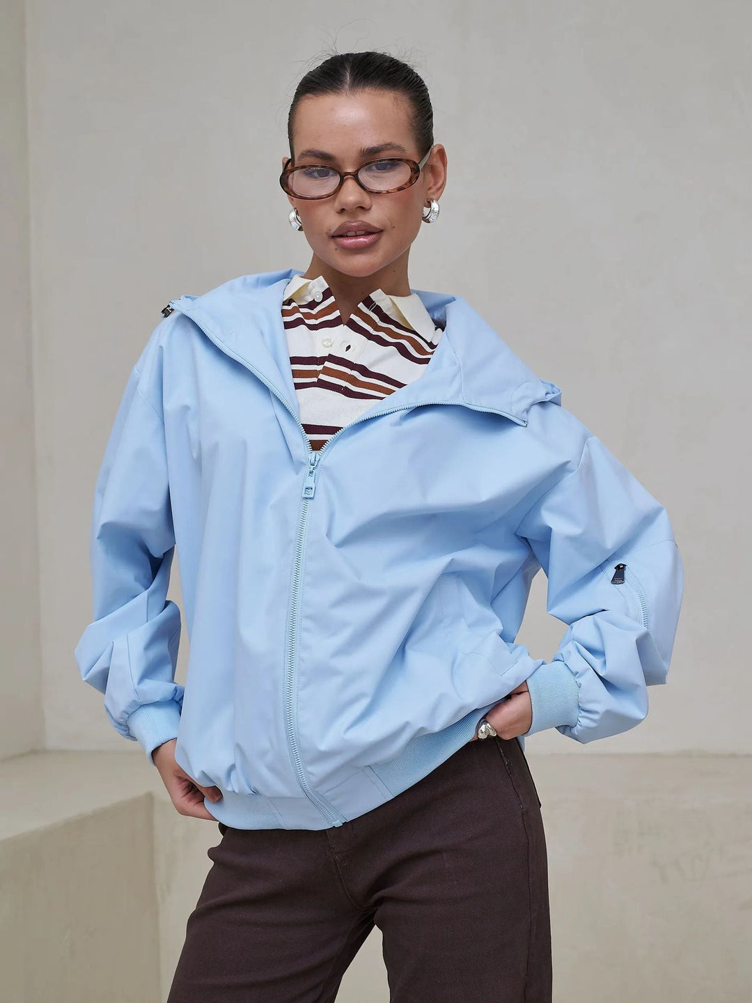Damen leichte Freizeitjacke mit Kapuze, Reißverschluss, zwei Taschen. Bequeme & stilvolle Alltagsmode.