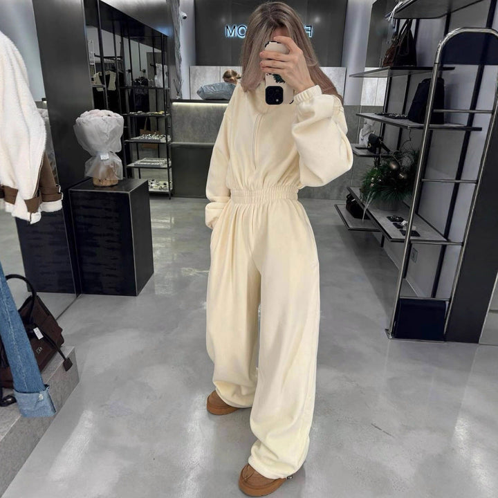 Gemütlicher Kuschel Fleece Overall für Damen, perfekte Winterkleidung & bequemer Hausanzug mit Reißverschluss.
