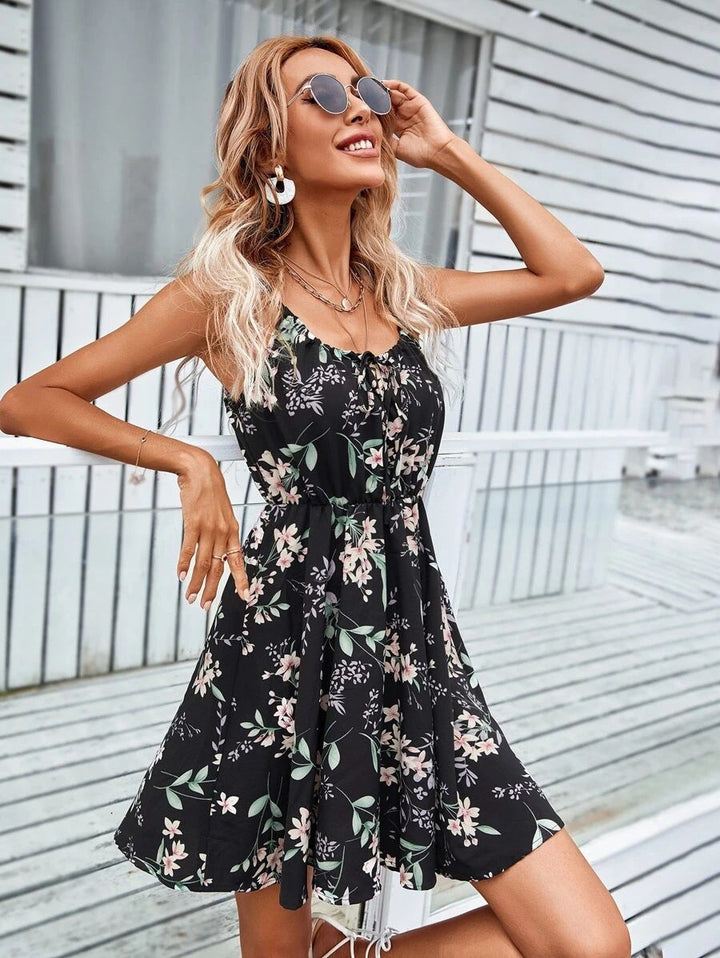 Hübsches Damenkleid mit floralem Design, A-Linie und Spaghettiträgern. Ideal als Sommer- & Strandkleid.