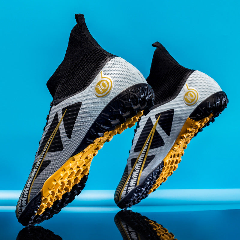 Knöchelhohe Multifunktions-Fußballschuhe für Herren. Robuste Sportschuhe mit Schutz für alle Untergründe.