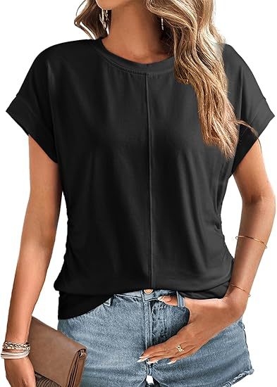 Model trägt hellblaues Damen Relaxed-Fit Kurzarmshirt mit Ziernaht und Umschlagärmeln, casual gestylt.