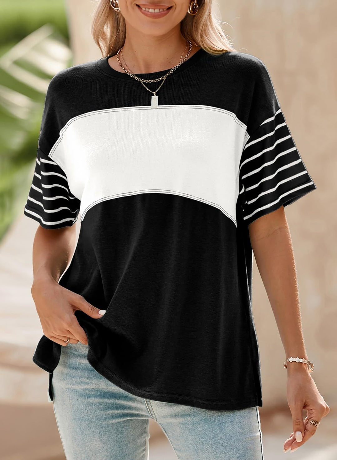 Damen Oversize-Shirt, modern & bequem. Mit Kontrastpaneel, gestreiften Ärmeln, Rundhals & Seitenschlitzen für Freizeit.
