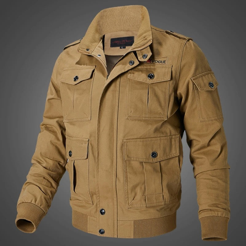 Rückansicht: Herren Militärjacke olivgrün, lässiger Stil. Robuste Outdoor-Freizeitjacke mit vielen Taschen.