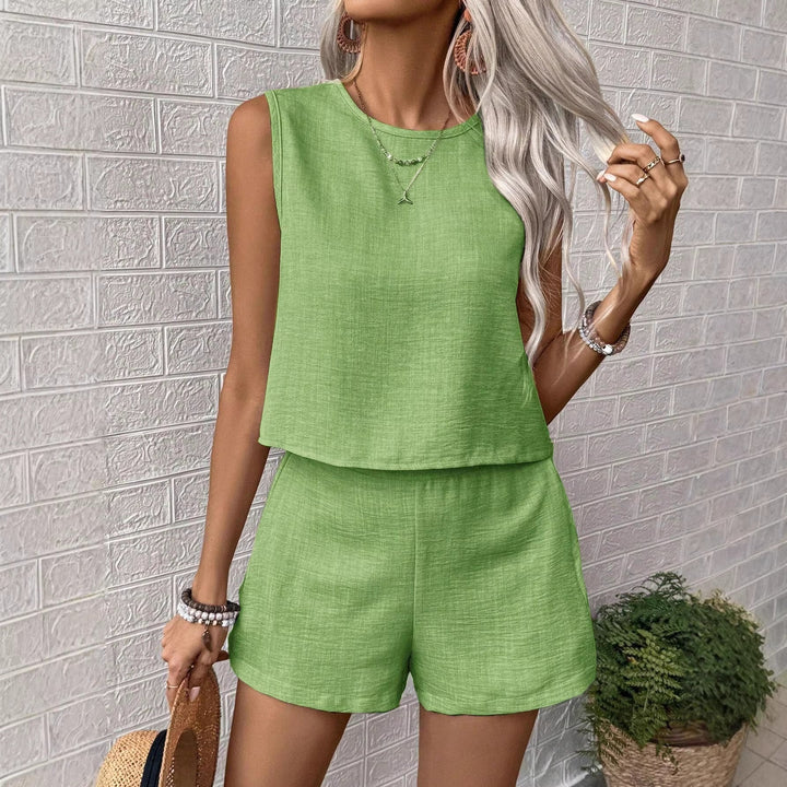 Luftiges Damen Sommer Set mit bauchfreiem Top und hochtaillierten Shorts, ideal für warme Tage.