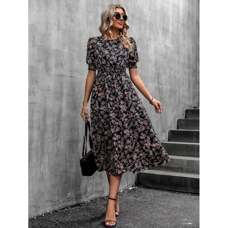 Damen Maxikleid mit Puffärmeln & Blumendruck. Bequeme Smock-Taille für entspannte Sommertage.