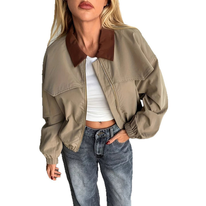 Lässige Damen-Bomberjacke in Khaki, perfekt für den Alltag und komfortable Streetwear-Outfits.