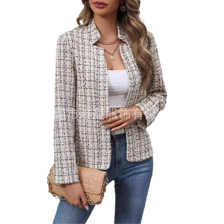 Rückseite der schicken Damen Kurzjacke, zeigt den eleganten und zeitlosen Schnitt für Business & Freizeit.