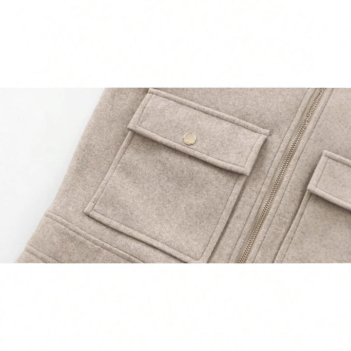 Detailansicht der Khaki Utility-Jacke für Damen: Robuster Stoff, praktische Taschen, urbaner Stil.