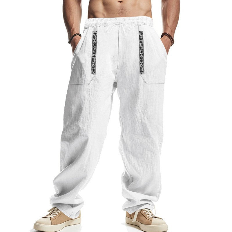 Seitliche Ansicht einer Herren Cargo-Hose mit mehreren aufgesetzten Taschen, dunkelgrau, urbaner Freizeitstil.