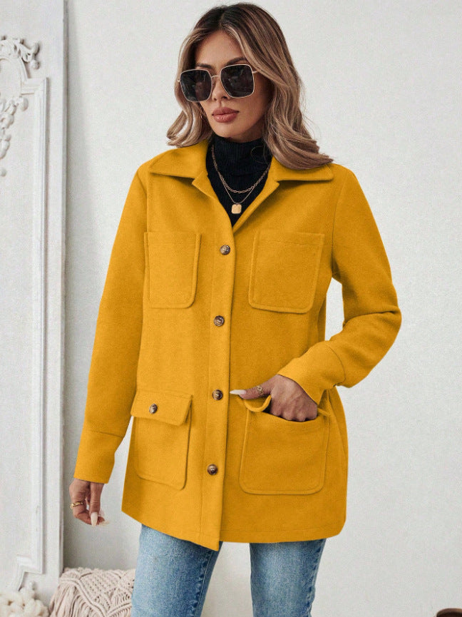 Modische Utility-Damenjacke, grün, mit großen Pattentaschen, ideal für den lässigen Urban-Look.